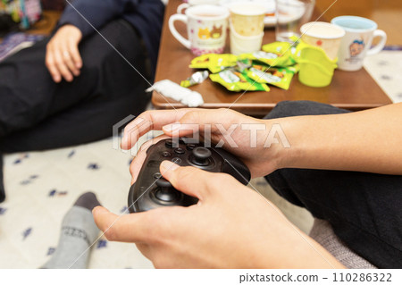 play games with controller 110286322