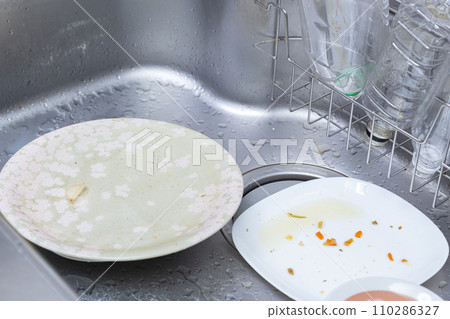 髒盤子放在水槽裡 110286327