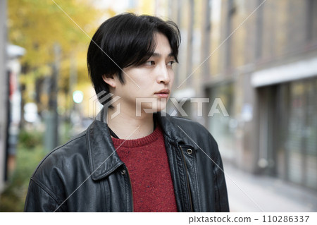 冬天的西新宿和穿著皮夾克的年輕人 110286337