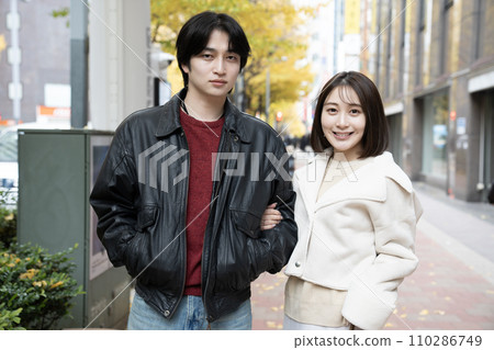 冬天,西新宿一對年輕夫婦手牽手 冬天,西新宿一對年輕夫婦手牽手 110286749