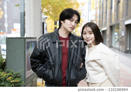 A young couple cuddling in Nishi-Shinjuku in winter 110286904