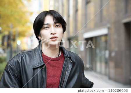 Nishi-Shinjuku in winter and young people wearing leather jackets 110286993