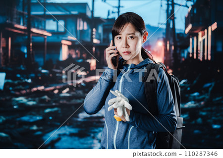 一名婦女在災難發生後無法撥打電話 110287346