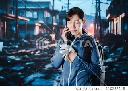一名婦女在災難發生後無法撥打電話 110287348