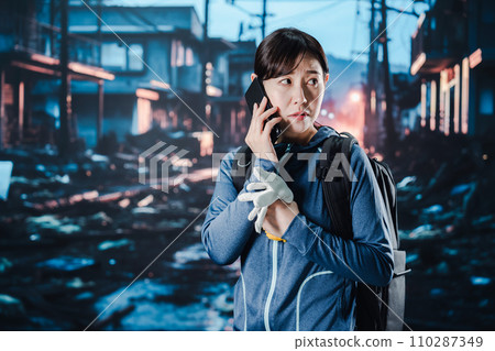 一名婦女在災難發生後無法撥打電話 110287349