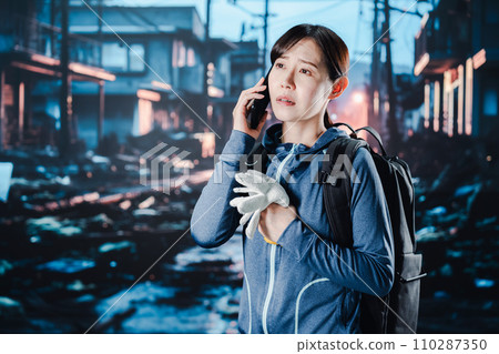 一名婦女在災難發生後無法撥打電話 一名婦女在災難發生後無法撥打電話 110287350
