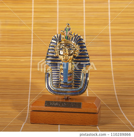 egyptian pharaoh Tutankhamun's funeral mask (Golden souvenir figurine) 110289866
