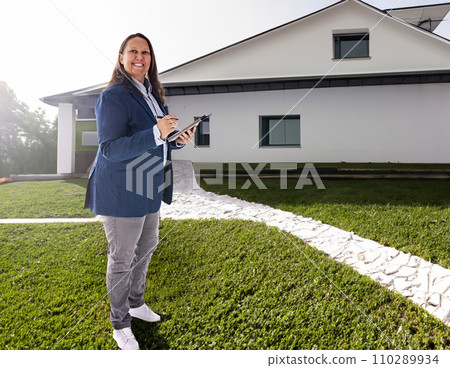 estate agent woman 110289934
