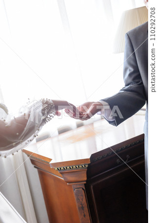 新郎牽著新娘的手,舉行婚禮 新娘和新郎為婚禮做準備 新郎牽著新娘的手,舉行婚禮 新娘和新郎為婚禮做準備 110292708