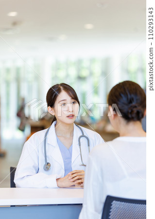 女醫生在醫療院所檢查 女醫生在醫療院所檢查 110293143