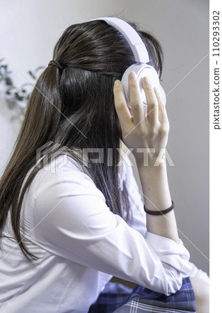 聽到與耳機的音樂的學校女孩 聽到與耳機的音樂的學校女孩 110293302