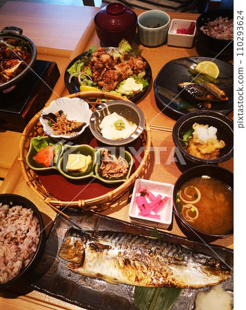 裝滿籃子的飯菜 裝滿籃子的飯菜 110293624