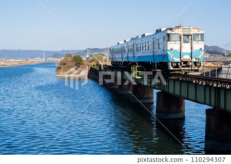 [Mugi Line] Local train heading to Tokushima Station 110294307