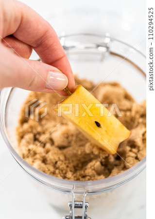 Making light brown sugar soft again with an apple core. 110294525