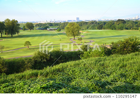 高爾夫球場 荒川河床 從神江橋附近看到的仲夏風景 110295147