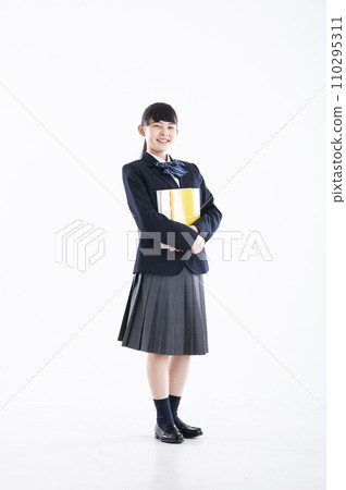 國中女孩肖像白色背景女孩國中學生看著相機 國中女孩肖像白色背景女孩國中學生看著相機 110295311