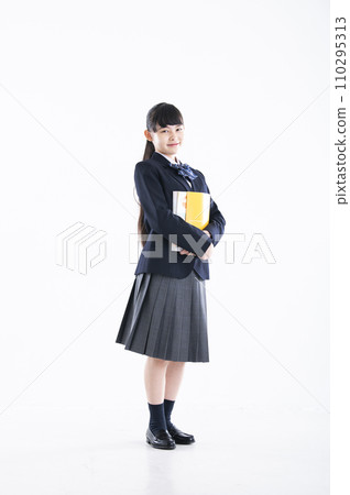 國中女孩肖像白色背景女孩國中學生看著相機 國中女孩肖像白色背景女孩國中學生看著相機 110295313