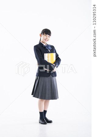 國中女孩肖像白色背景女孩國中學生看著相機 110295314