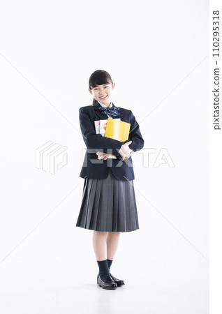 國中女孩肖像白色背景女孩國中學生看著相機 國中女孩肖像白色背景女孩國中學生看著相機 110295318