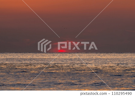 The end scene of the fantastic Daruma sunset 110295490