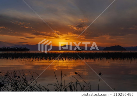 Fantastic sunset view from the shore of Lake Biwa Fantastic sunset view from the shore of Lake Biwa 110295495