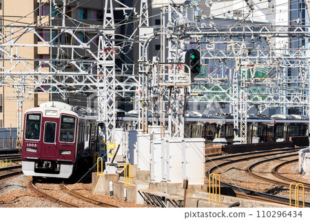 [Takarazuka Main Line] Local train heading to Umeda Station 110296434