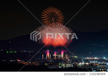 從山上看到的玉名花火大會 從山上看到的玉名花火大會 110296484