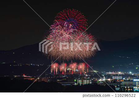 從山上看到的玉名花火大會 從山上看到的玉名花火大會 110296522