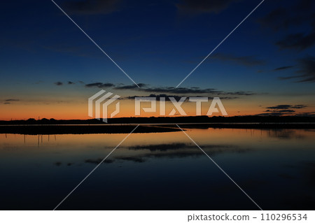 Morning glow reflected on the water surface 110296534