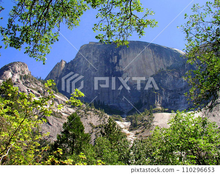 United States, World Heritage Site, Yosemite National Park, Tenaya Valley, Half Dome seen from the shores of Mirror Lake 110296653
