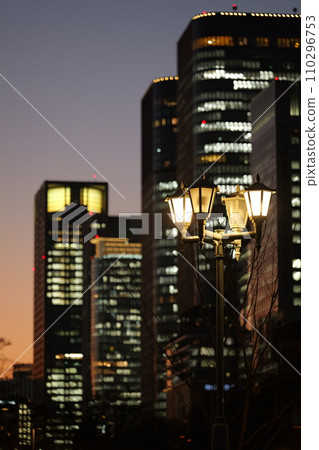 傍晚時分，中之島公園的路燈亮了起來 110296753