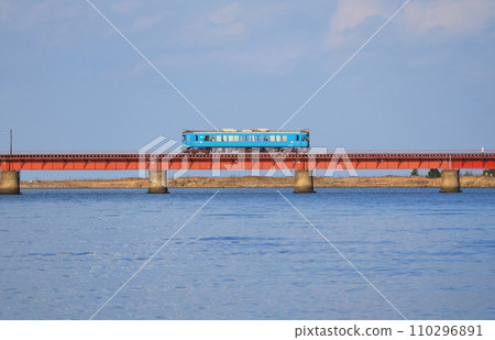 Tantetsu KTR704 crossing the red iron bridge (Yuragawa iron bridge) 110296891