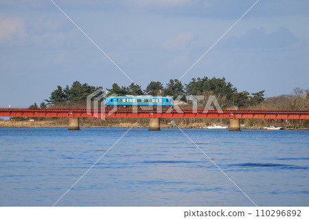 Tantetsu KTR704 crossing the red iron bridge (Yuragawa iron bridge) 110296892