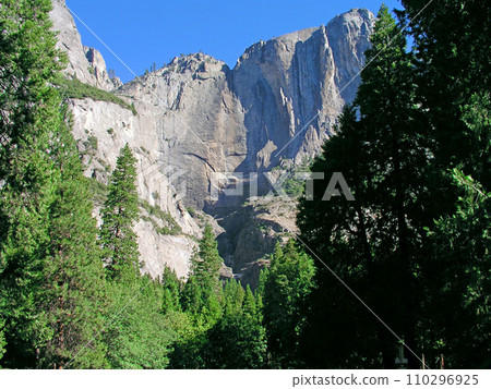 美國世界遺產約塞米蒂國家公園 從約塞米蒂山谷看到乾涸的約塞米蒂瀑布 美國世界遺產約塞米蒂國家公園 從約塞米蒂山谷看到乾涸的約塞米蒂瀑布 110296925