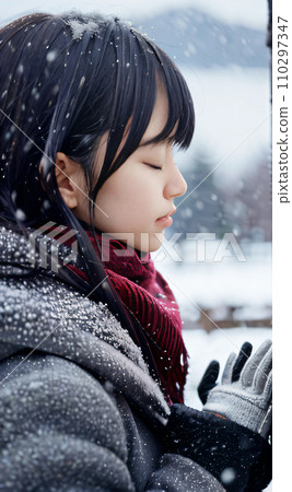 AI 圖像:在白雪皚皚的神社祈禱的年輕女子 AI 圖像:在白雪皚皚的神社祈禱的年輕女子 110297347