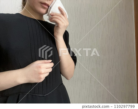 穿著喪服哭泣的女人 穿著喪服哭泣的女人 110297799