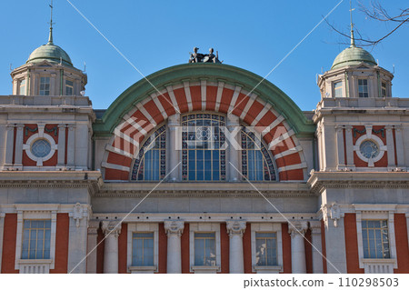Nakanoshima Central Public Hall and blue sky 110298503