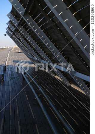 橫濱大棧橋的陰涼長椅 110298669