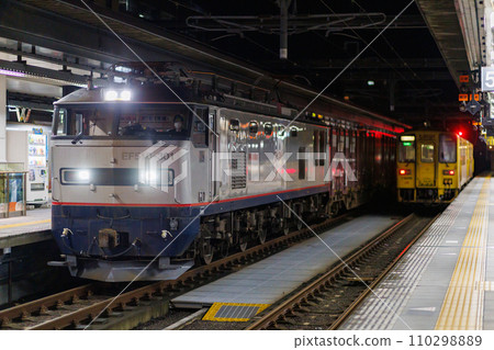 Freight train passing through the station at night (JR Freight, EF510-301) Freight train passing through the station at night (JR Freight, EF510-301) 110298889