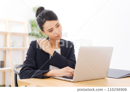 一名20多歲的西裝女子患有肩膀僵硬 一名20多歲的西裝女子患有肩膀僵硬 110298906