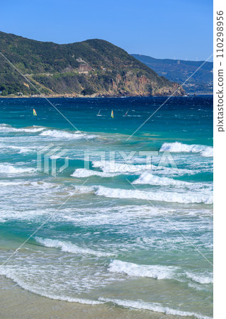 Scenery of enjoying water sports 110298956