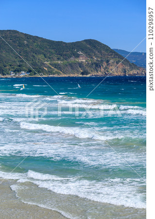 Scenery of enjoying water sports 110298957