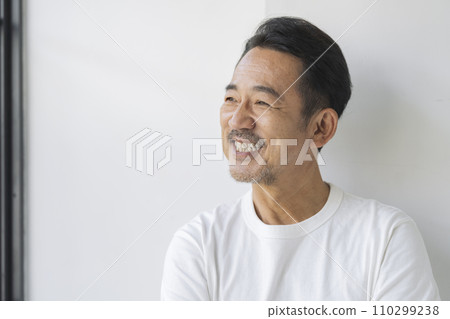 一名50多歲的男子，身穿白色T卹 110299238