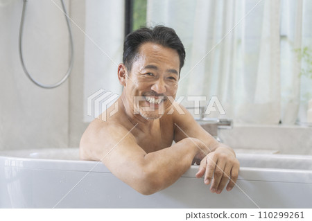 50多歲的男人洗澡 110299261