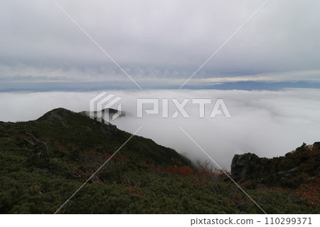 Climbing Mt. Kinpu in Yamanashi Prefecture in October 2023 Climbing Mt. Kinpu in Yamanashi Prefecture in October 2023 110299371