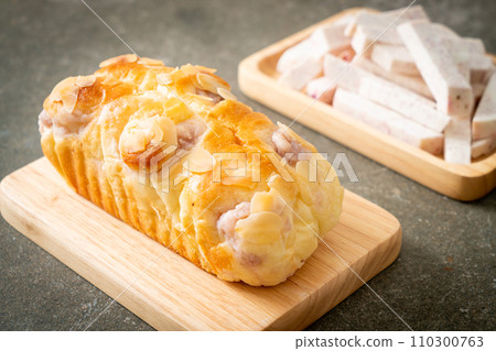 taro toast bread on wood board 110300763