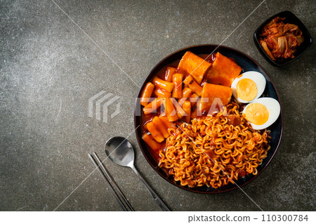 Korean instant noodles with Korean rice cake and fish cake and boiled egg 110300784