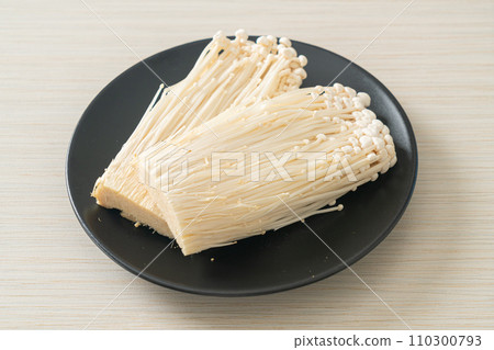 fresh enoki mushroom or golden needle mushrooms 110300793