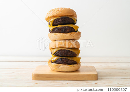 hamburger or beef burgers with cheese 110300807