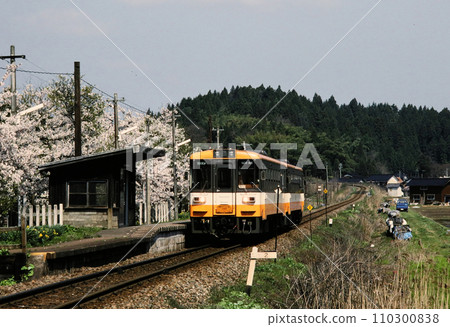 1988年 能登鐵道、柴油列車停靠中井站 110300838